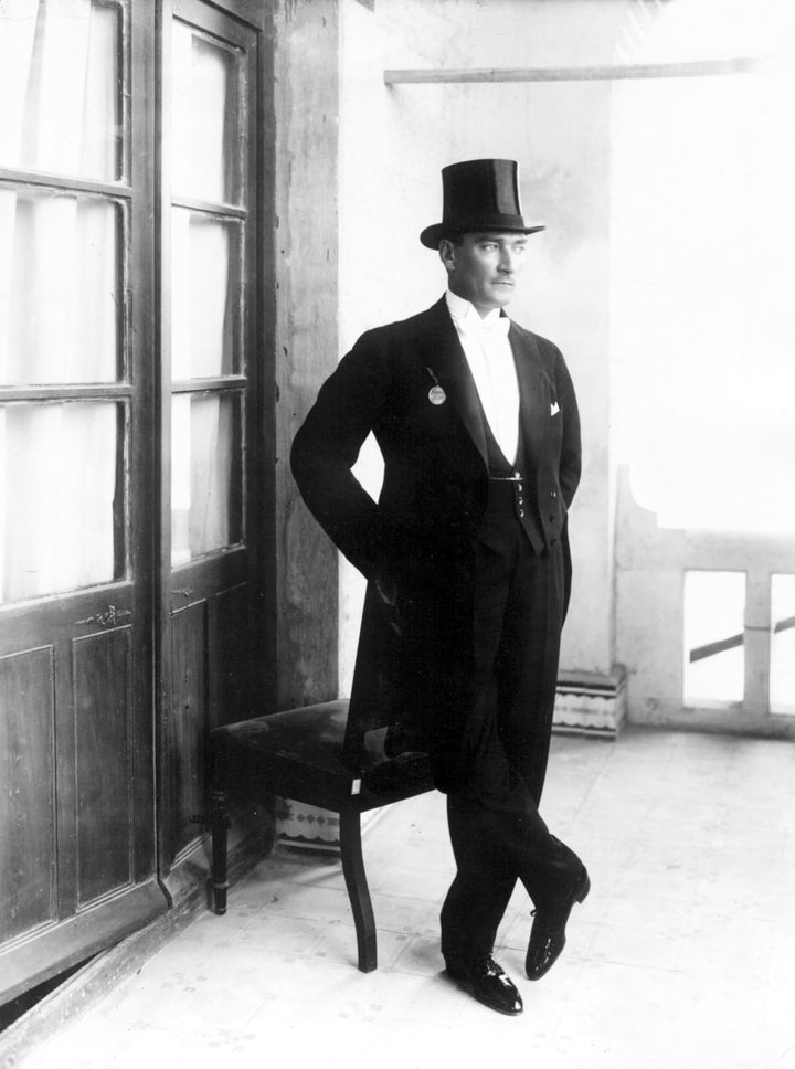 Atatürk Portresi Duvar Tablosu – Siyah, Ahşap Kahverengi ve Beyaz Çerçeve Seçenekleri | Decomiro